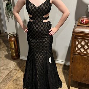 Elegant Black Polka Dot Evening Gown Prom New With Tags size 2 with stretch